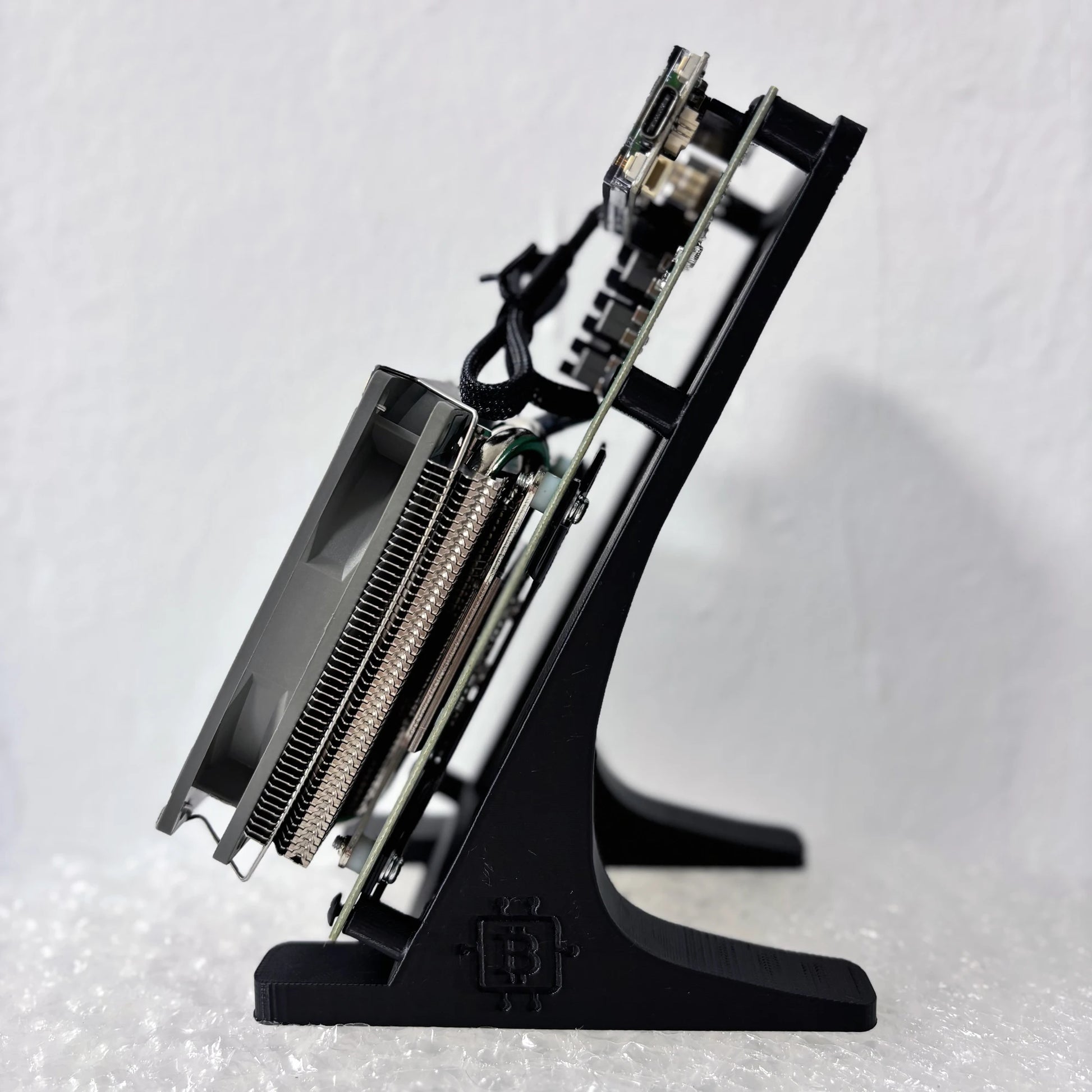 New Bitaxe NerdQaxe++ 4.8TH/s 68W Asic Bitcoins Miner BM1370 Chip Solo BTC 2.4G WiFi Open-Source BTC Mining Machine